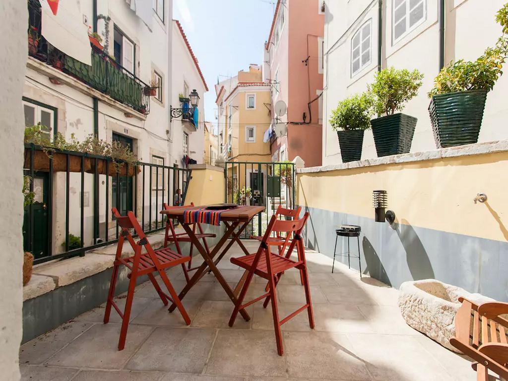 Patio Alfama Apartment Lisbon Bagian luar foto